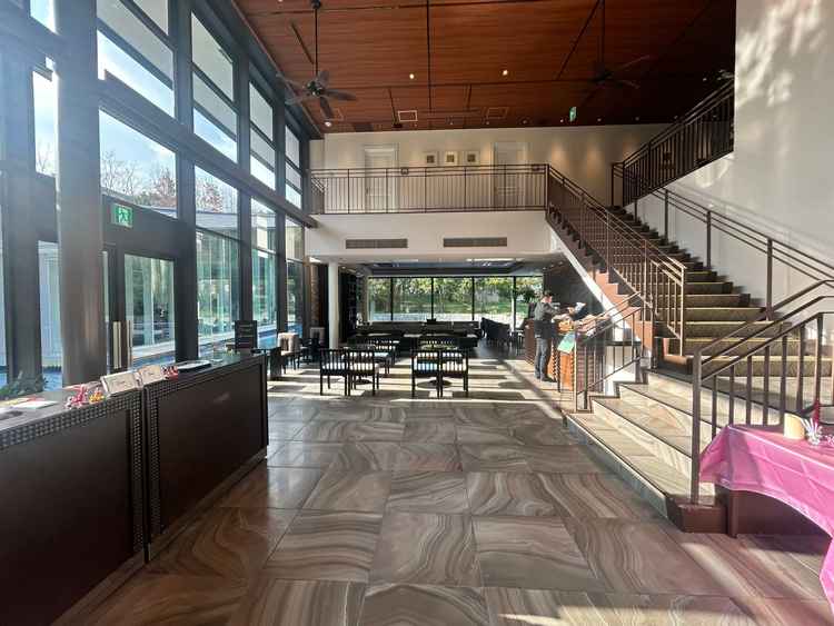 水辺の会場のフロント。持ち込みもなんでもでき、0次会も開催可能とのこと！とても魅力的でした。