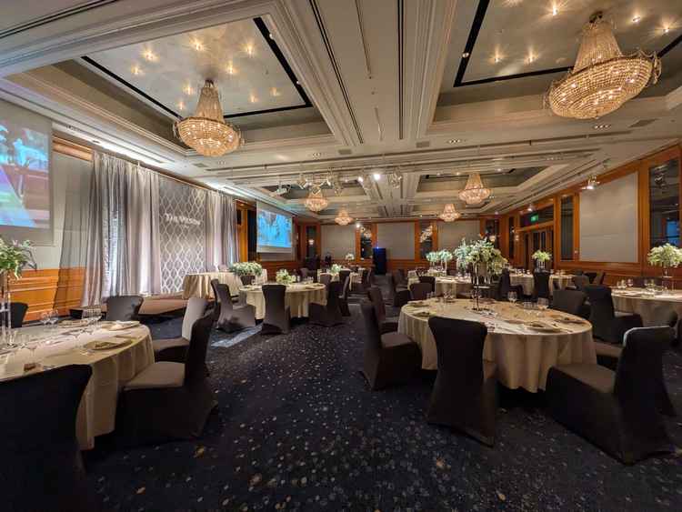 披露宴スクリーンも大きく華やかな印象