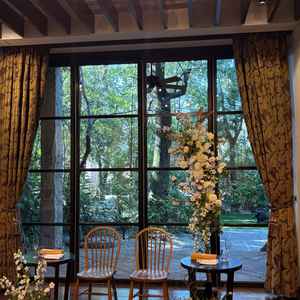 一階の披露宴会場からは、ガーデンの木々が見える。デザートブッフェ等をガーデンでもできるよう。