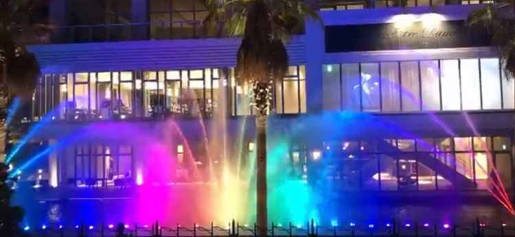 夜に噴水ショーしてます