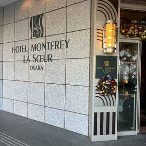 ホテルの入り口。色んな人が出入りされていた。