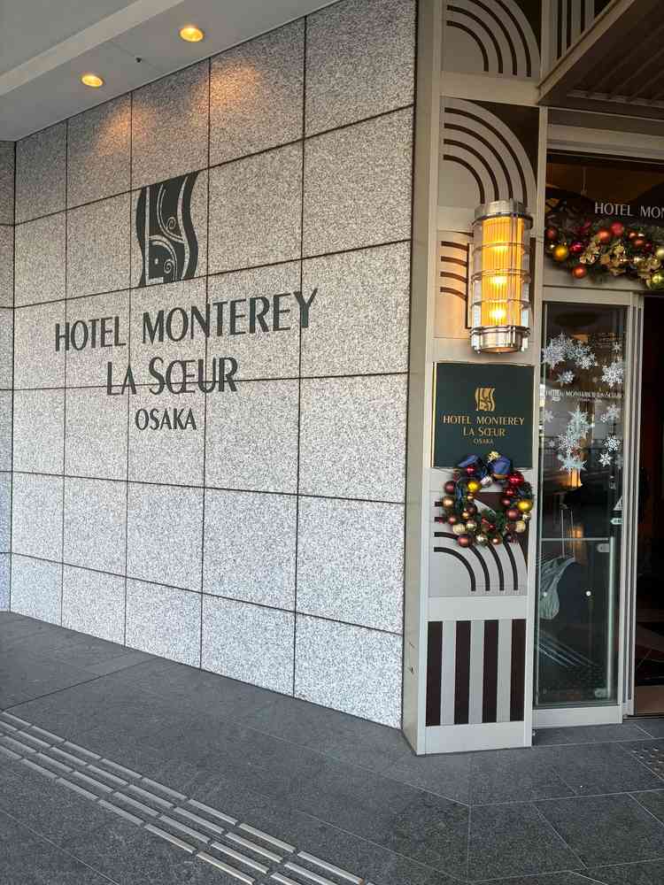 ホテルの入り口。色んな人が出入りされていた。