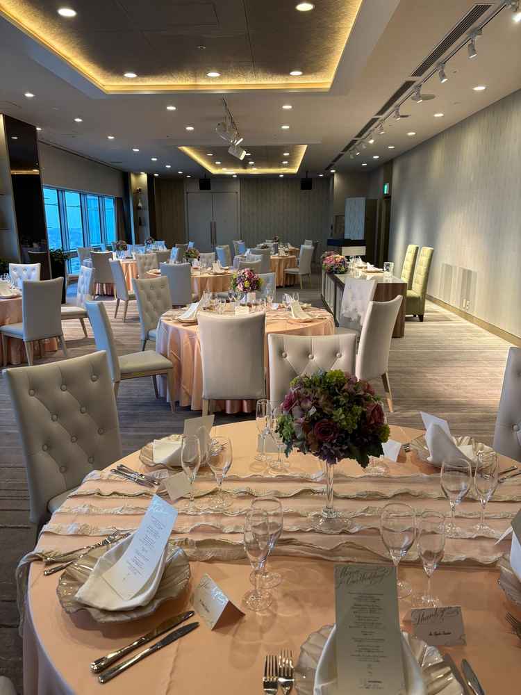 こちらの披露宴会場は40人の規模感ではちょうどいい広さです！カーテンを開けると外の景色を一望できます