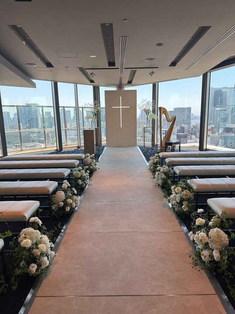 ペニンシュラといえば、こちらのチャペル。200°の窓ガラスから都心を感じながら温かい光が差し込みます