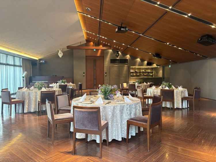 新郎新婦席からみた披露宴会場の雰囲気。バーカウンターなどもあり、設備が充実していた。