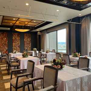 この日は控え室として使われていたが、30名程度の披露宴会場になる。和の披露宴に合いそう雰囲気の部屋。