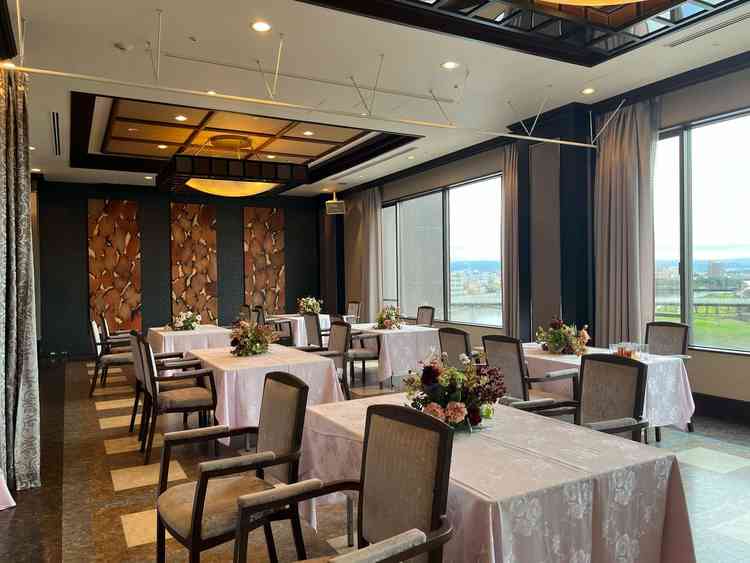 この日は控え室として使われていたが、30名程度の披露宴会場になる。和の披露宴に合いそう雰囲気の部屋。