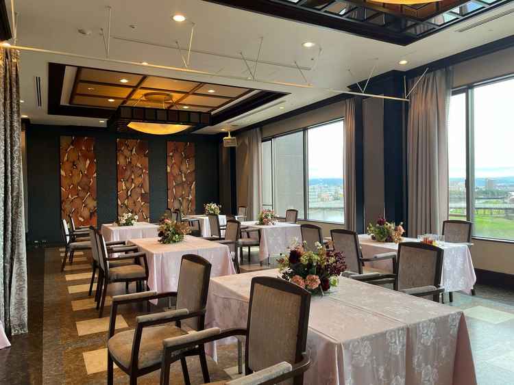 この日は控え室として使われていたが、30名程度の披露宴会場になる。和の披露宴に合いそう雰囲気の部屋。