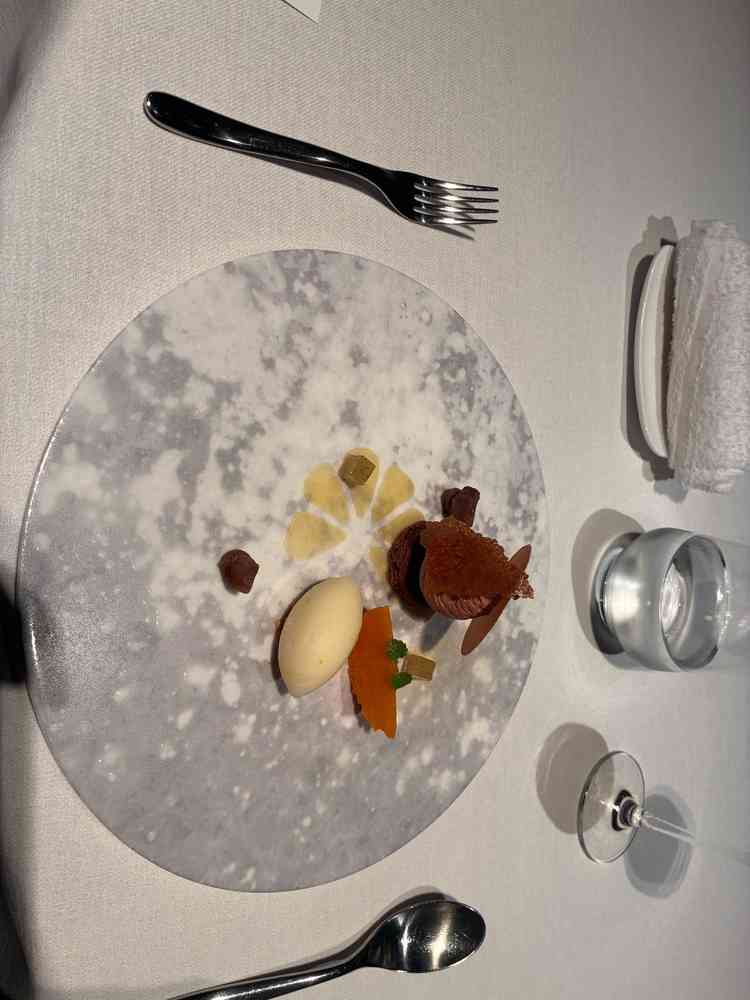 デザートの試食。かなり美味しかった。スパークリングワイン(ノンアルコール)も。