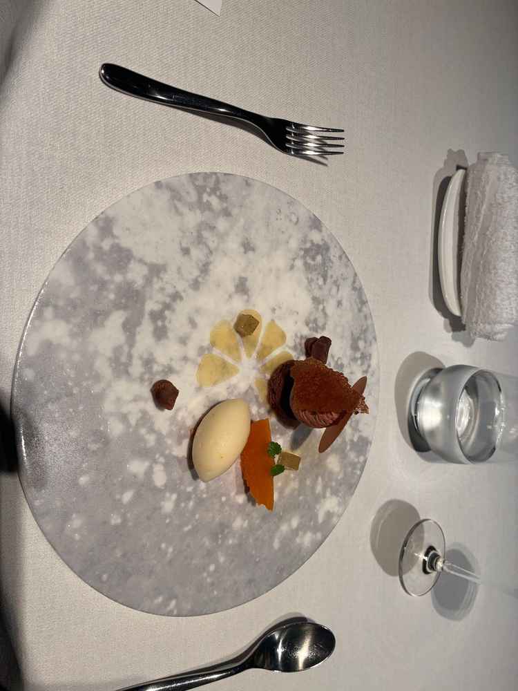 デザートの試食。かなり美味しかった。スパークリングワイン(ノンアルコール)も。