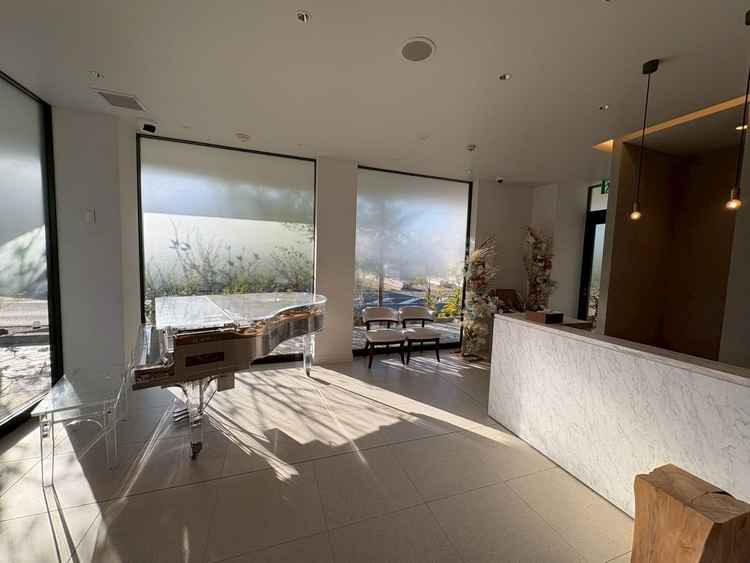 来賓の受付とピアノの写真です。リニューアルされたので会場全体が非常に綺麗でした。