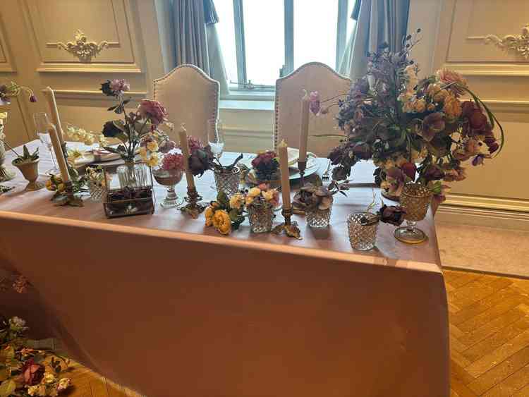 高砂は全体に合わせて少し控えめな大きさ。壁やの雰囲気も素敵。