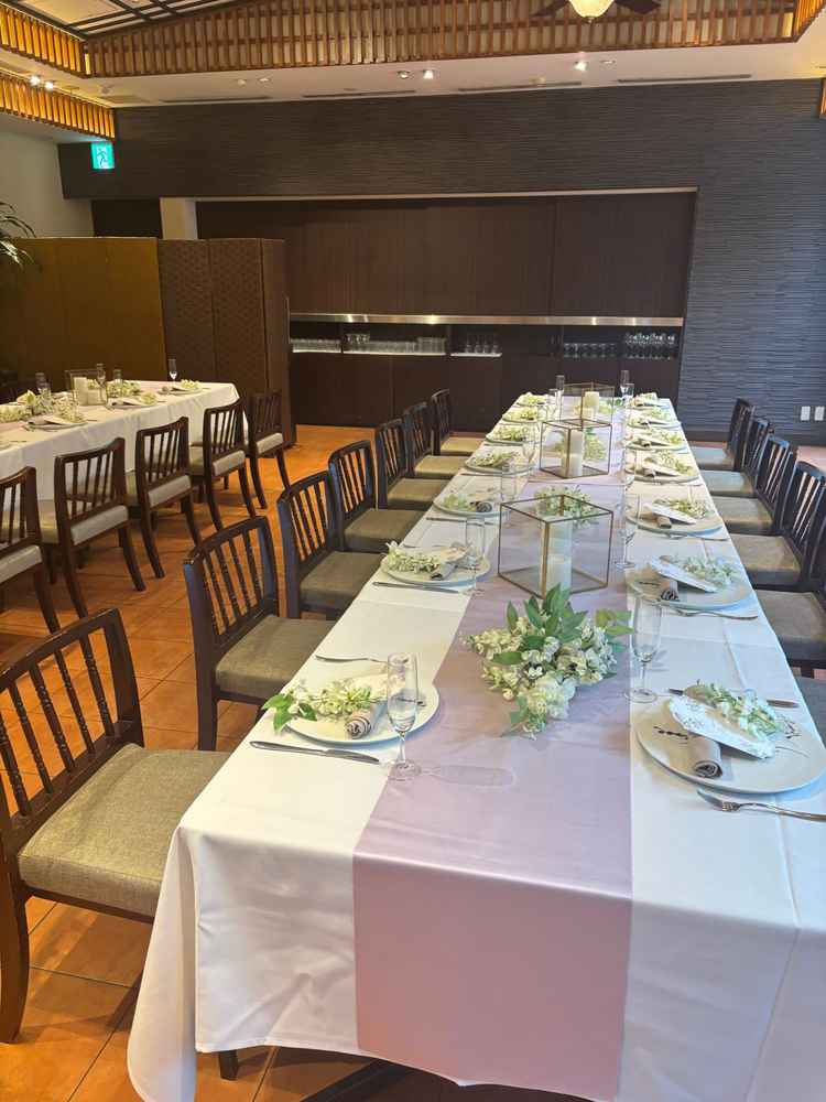 少人数の場合の会食用の会場。オープンキッチンもあり親族のみの場合はこちらで良さそうでした。
