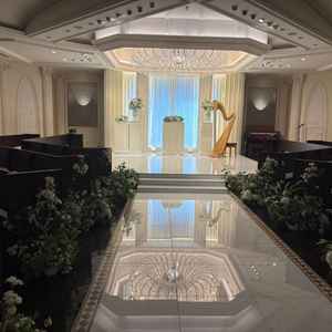 チャペルの写真床のタイルにシャンデリアが反射するのがポイントとのこと