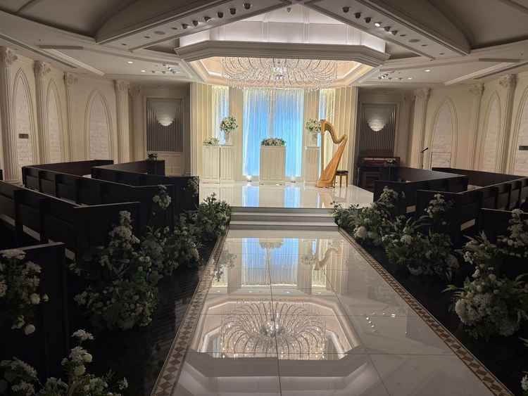 チャペルの写真床のタイルにシャンデリアが反射するのがポイントとのこと