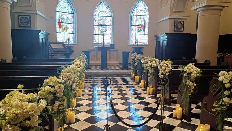 チャペル。ステンドグラスと反射する床が印象に残った。