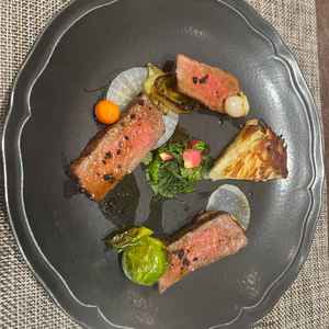 お肉も柔らかく、じゃがいものガレットも美味しかった。ソースや香草等こだわりを感じた