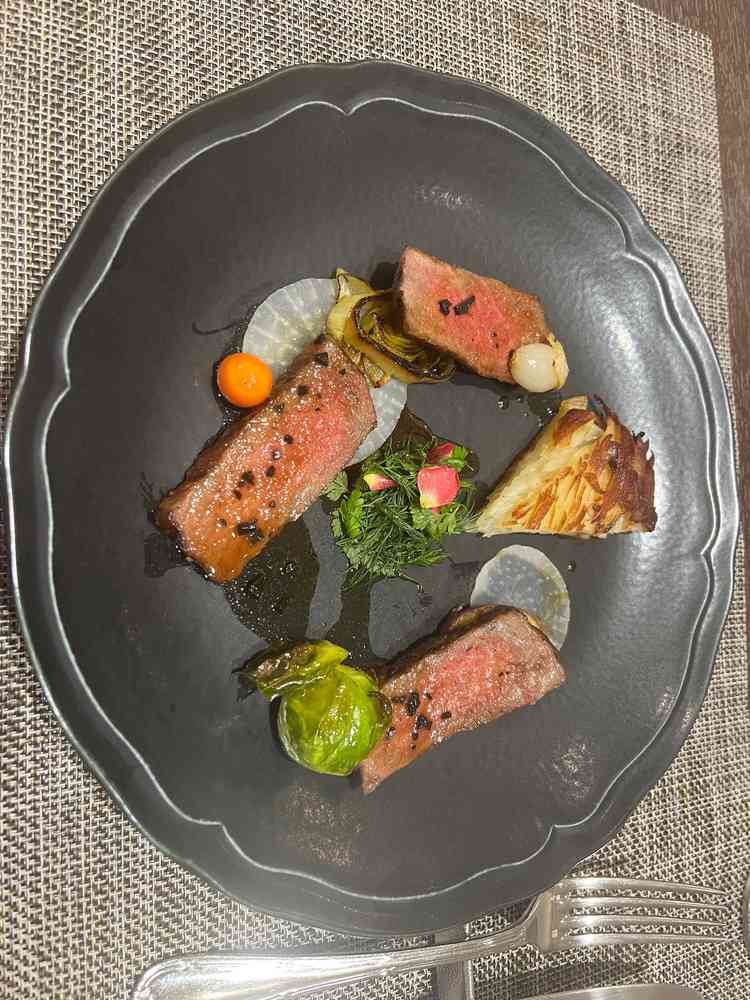 お肉も柔らかく、じゃがいものガレットも美味しかった。ソースや香草等こだわりを感じた