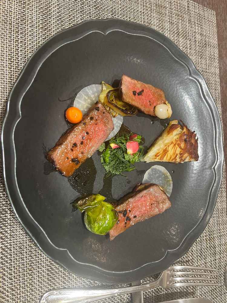 お肉も柔らかく、じゃがいものガレットも美味しかった。ソースや香草等こだわりを感じた