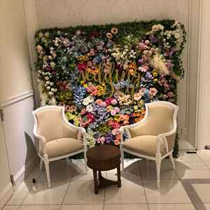 披露宴会場に入る前のフォトスポット。お花が鮮やかでフォトスポットになる場所。