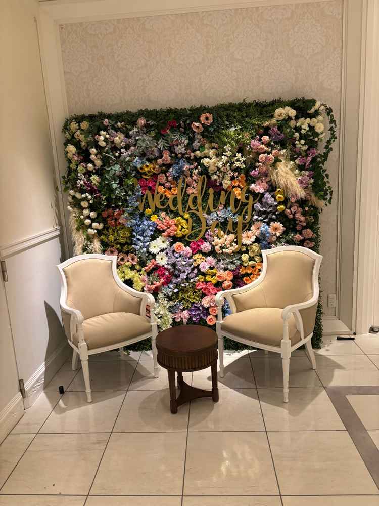 披露宴会場に入る前のフォトスポット。お花が鮮やかでフォトスポットになる場所。