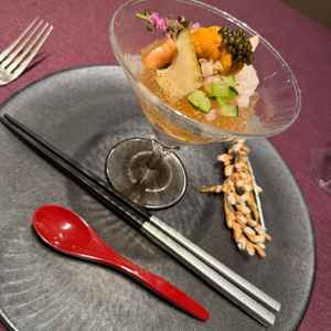 雲丹、アワビ、キャビアなど高級感溢れる食材を使っていて見た目も写真が撮りたくなるような料理で良かった