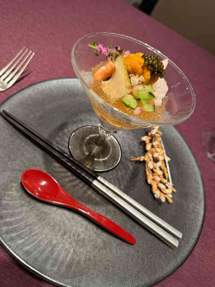雲丹、アワビ、キャビアなど高級感溢れる食材を使っていて見た目も写真が撮りたくなるような料理で良かった