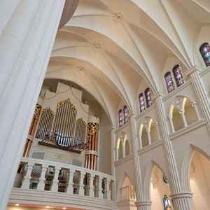 教会の後側にはパイプオルガンがあり、全体に響きわたる音響効果となっていました。