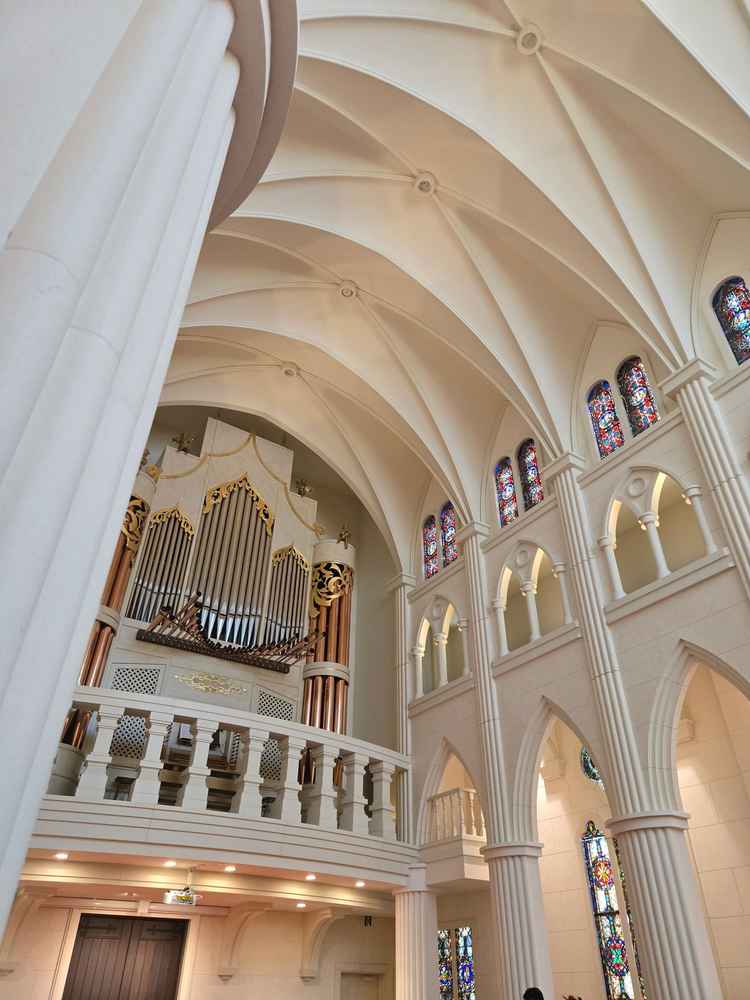 教会の後側にはパイプオルガンがあり、全体に響きわたる音響効果となっていました。