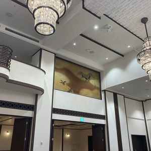 披露宴会場。絵画に歴史を感じる。