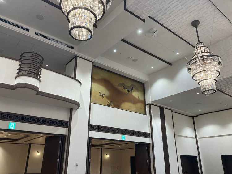 披露宴会場。絵画に歴史を感じる。