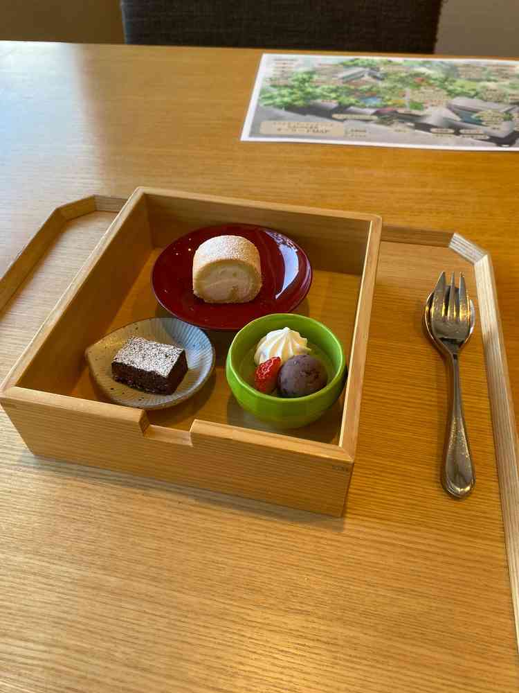 デザートの試食。ごぼう×ガトーショコラやロールケーキ×味噌など斬新な組み合わせのデザートが新鮮でした