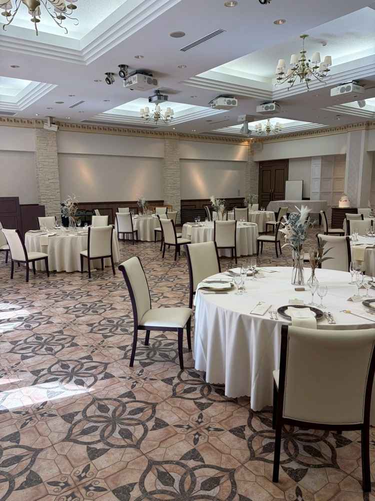 披露宴会場の写真。白を基調にした落ち着いた雰囲気でとても素敵で結婚式のイメージが湧きました。