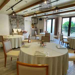30人まで可能な披露宴会場。陽が入り込んでとっても素敵でした。試食会もここでいただきました。