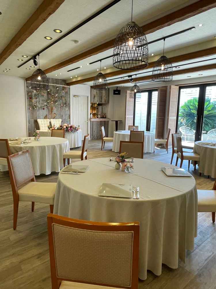 30人まで可能な披露宴会場。陽が入り込んでとっても素敵でした。試食会もここでいただきました。