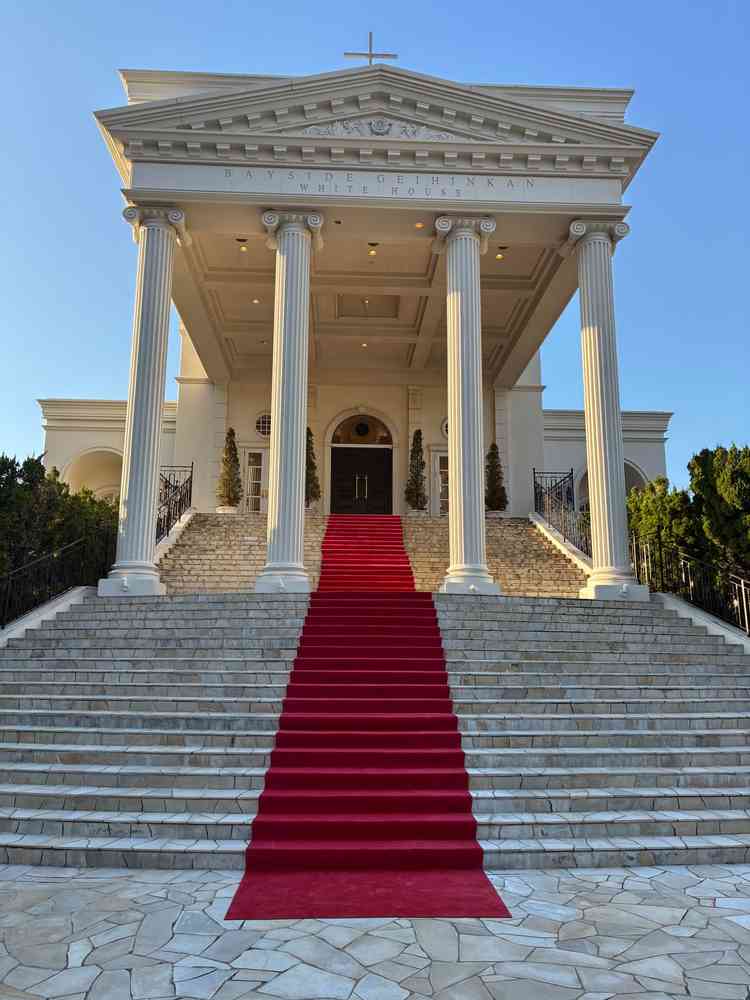 長崎唯一と言われる大階段。ベイサイド迎賓館の看板になっており、非常に圧倒される。