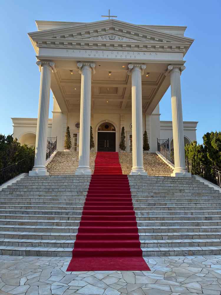 長崎唯一と言われる大階段。ベイサイド迎賓館の看板になっており、非常に圧倒される。