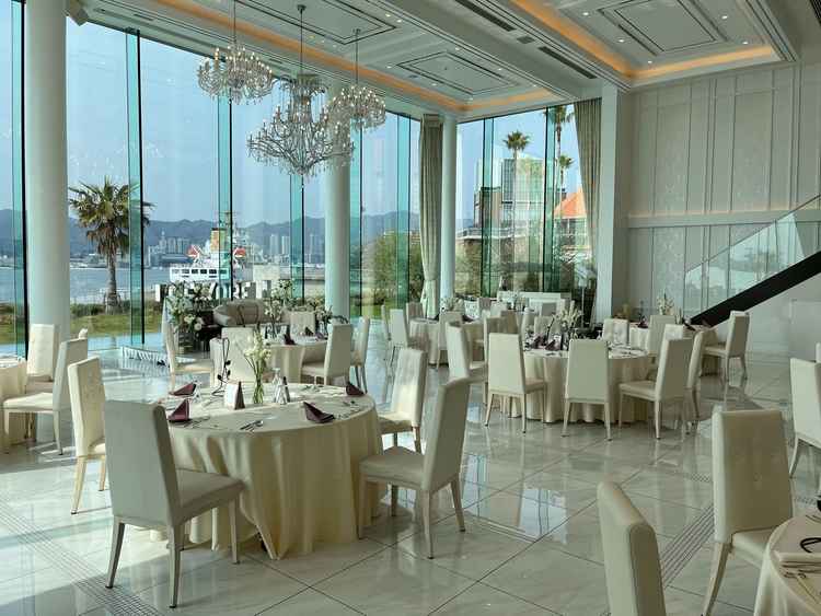 光が差し込む、豪華な披露宴会場