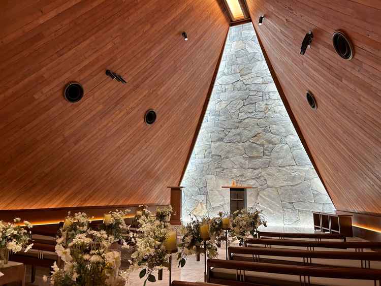 チャペルがまず入った時に木の匂いが香って落ち着く雰囲気でした。