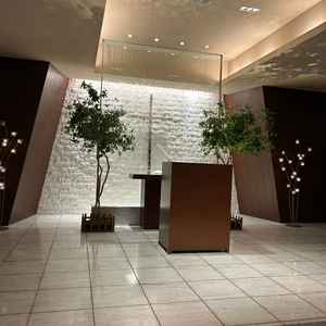 挙式会場は、落ち着いた雰囲気の中にも華やかさがあり、写真で見るよりも実際はより広く感じられそうだとい