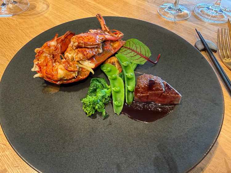 試食で頂いたメイン料理。オマールエビにフィレ肉、トリュフを削るなど目も舌も驚くおいしい食事でした。