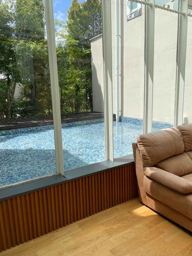 ゲストの待合室にプールがあり、日の光がとてもよく入っていました。