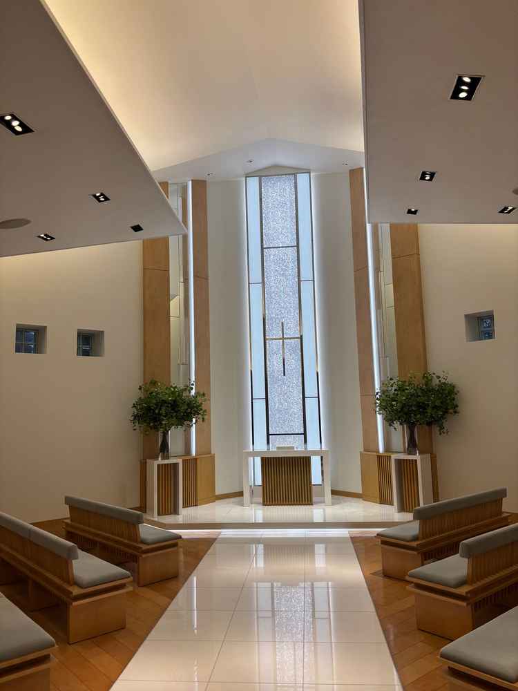 挙式会場は落ち着きつつも洗練された雰囲気です。