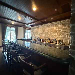 徒歩すぐのレストラン会場。バーカウンターがあり、披露宴の時間まで、ウェルカムドリンクがいただけます。