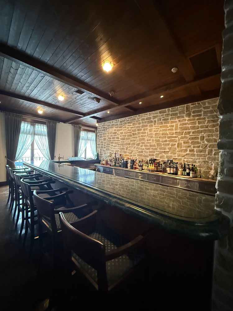 徒歩すぐのレストラン会場。バーカウンターがあり、披露宴の時間まで、ウェルカムドリンクがいただけます。