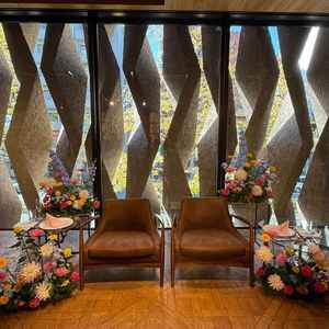 新郎新婦の席、うしろの石の雰囲気が重厚感を出していて光の入り具合がよい。