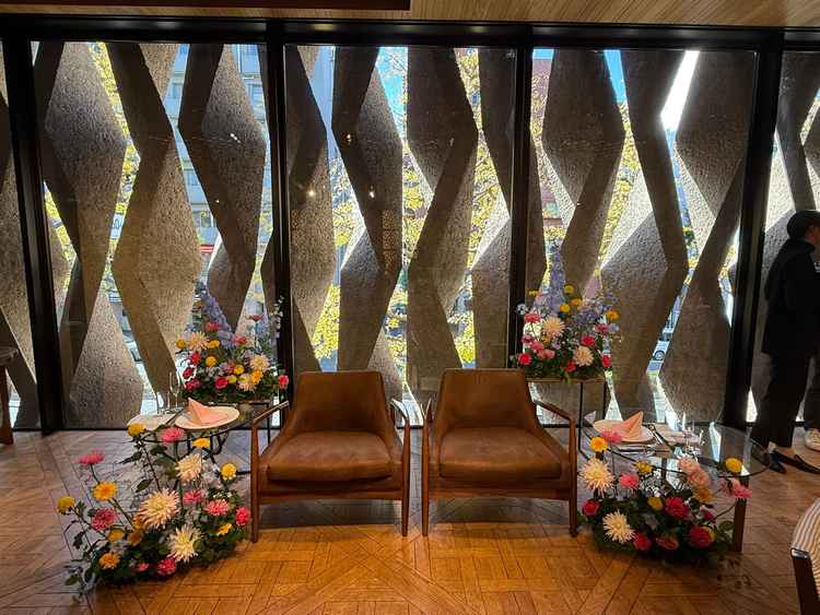 新郎新婦の席、うしろの石の雰囲気が重厚感を出していて光の入り具合がよい。