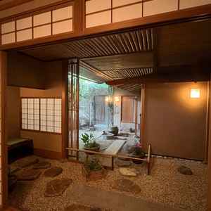 【控室】奥に茶室があり、日本式の建築物がどこか落ち着いた印象を受けた。