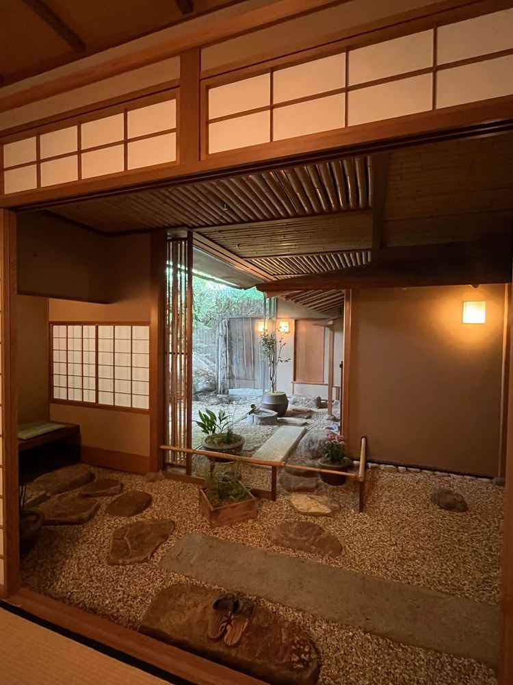 【控室】奥に茶室があり、日本式の建築物がどこか落ち着いた印象を受けた。