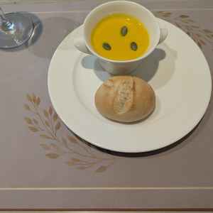 試食したメニューの一つです。10月でしたのでカボチャのポタージュで、1からシェフが仕込んでいます。